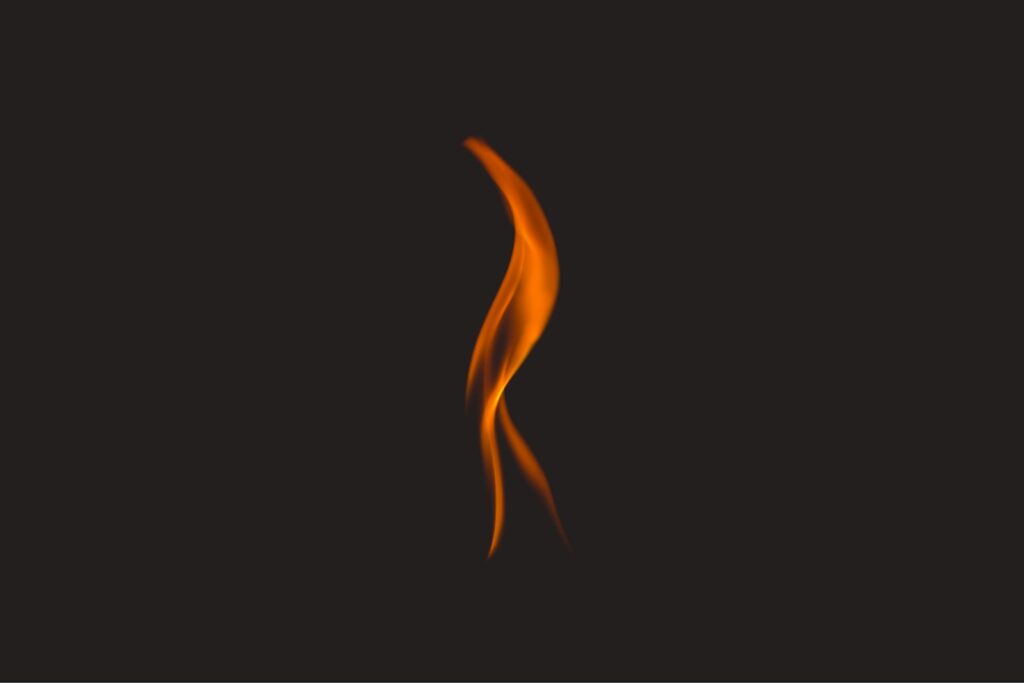 Eine einzelne Flamme vor schwarzem Grund