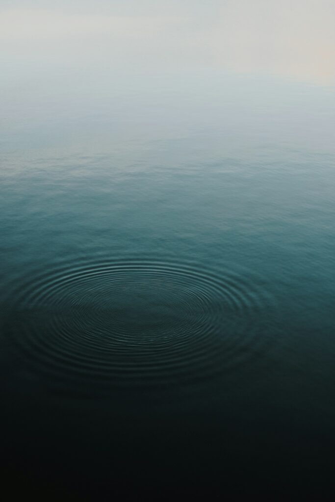 Konzentrische Ringe auf einer stillen Wasserfläche